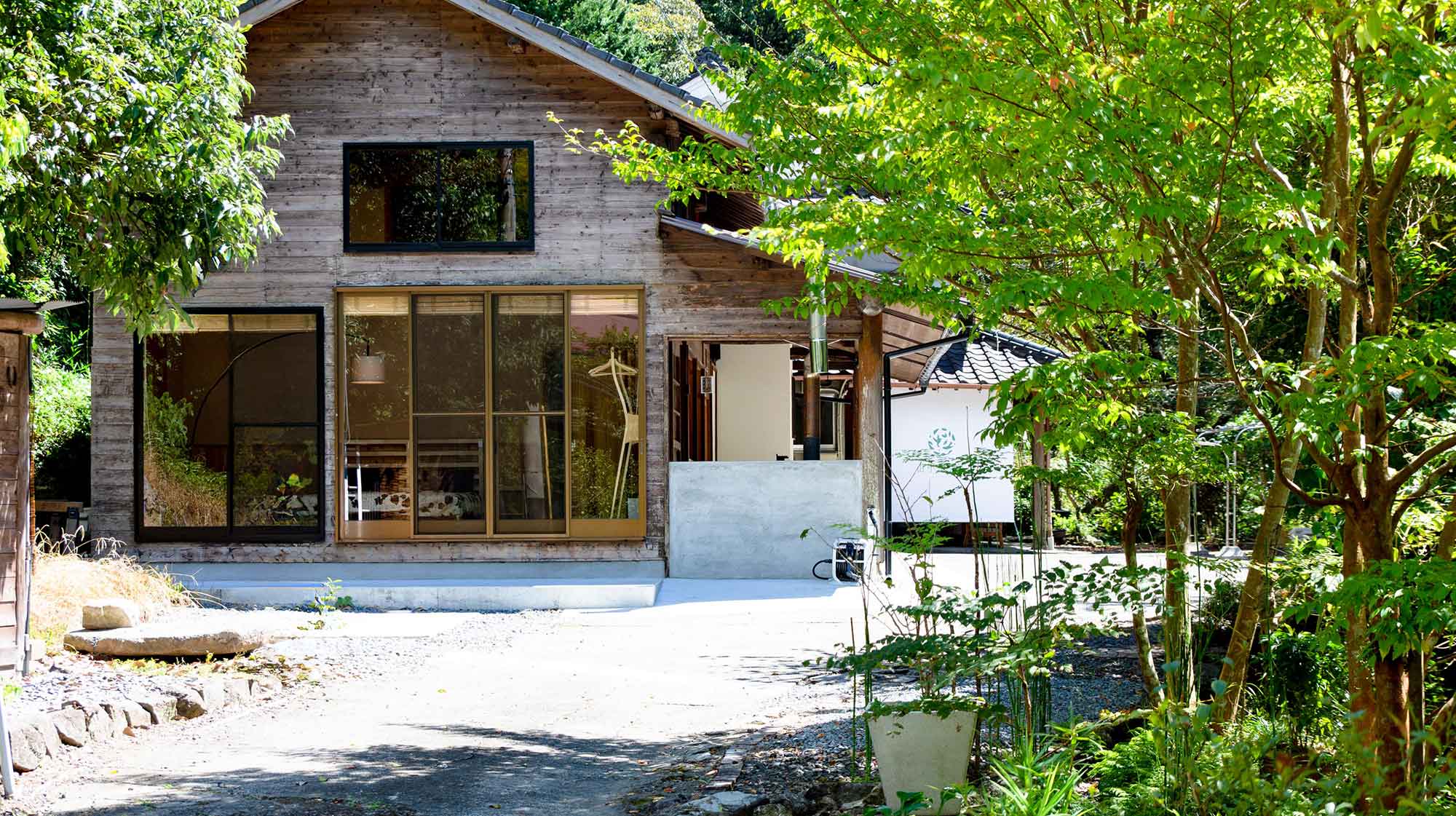 朝の山小屋吉丁。小鳥のさえずりと山のせせらぎの音に包まれて。