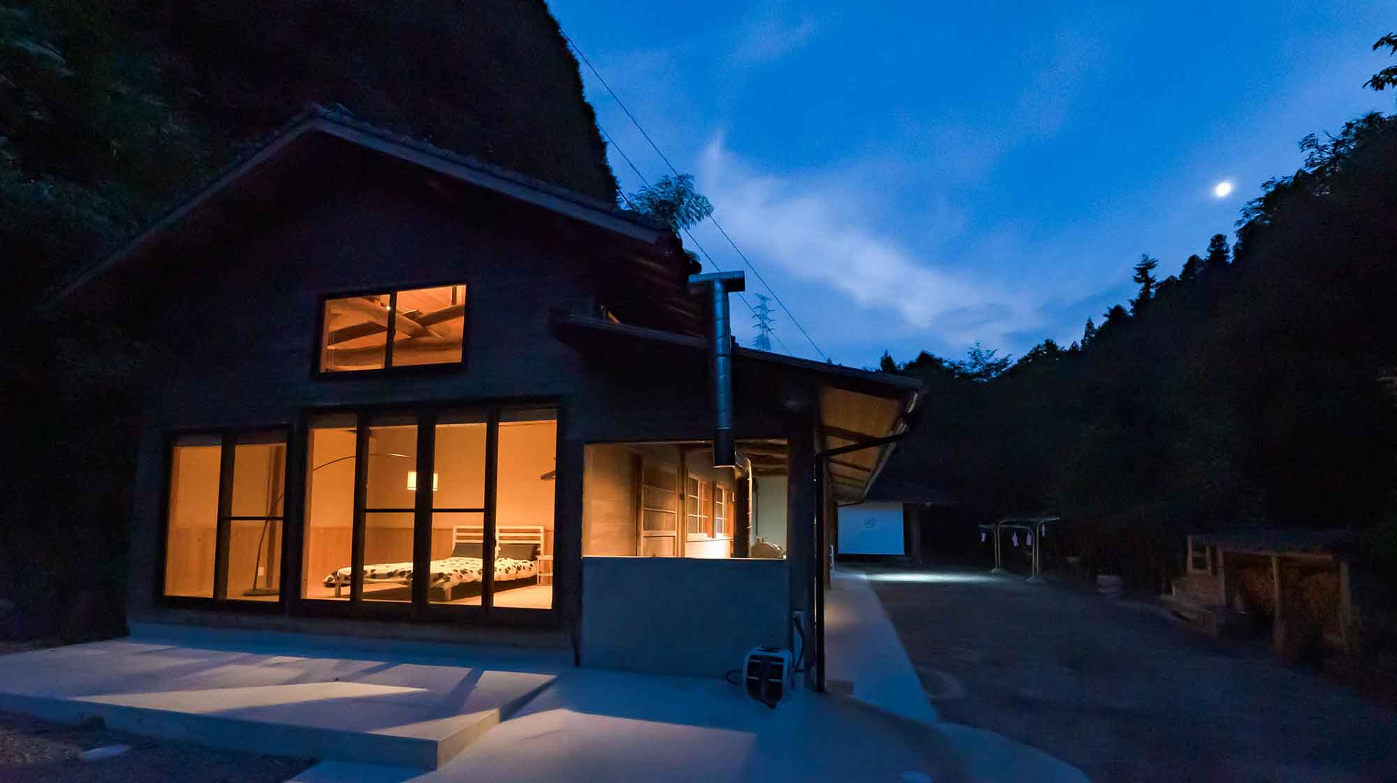 夜の山小屋吉丁。静かな里山の夜をゆったり満喫できます。